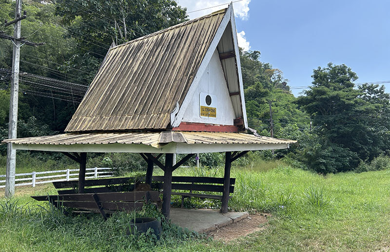Bus stop Hellfire pass to Kanchanaburi