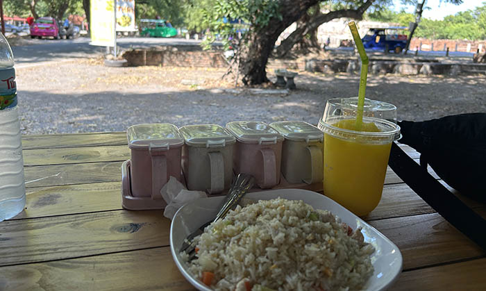 restaurant near Wat Lokaya Sutha