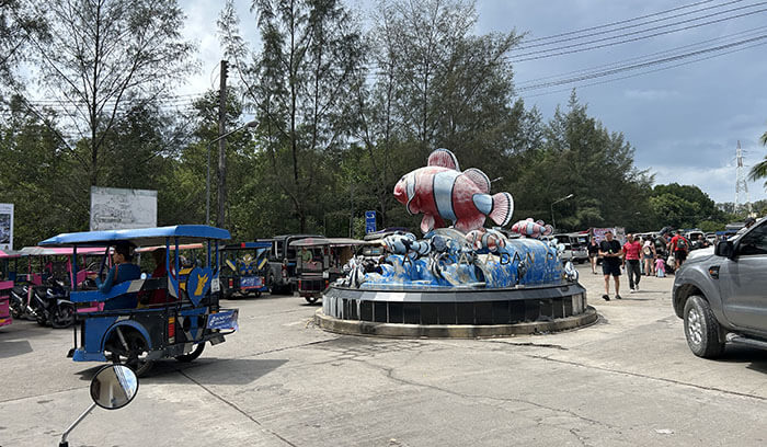 Tuk tuk and songthaew near Salanda Pier