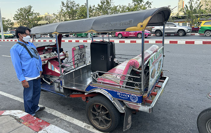 tuk tuk to get from Krungthep Station to Chatukchak Minibus station