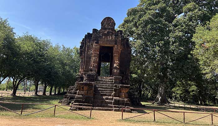San Ta Pha Daeng shrine