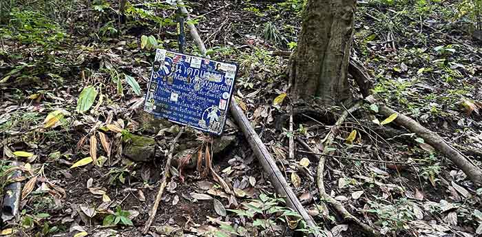 Blue sign at Mae yen trail