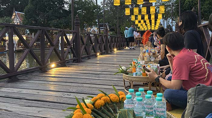 locals & tourists on the wooden bridge