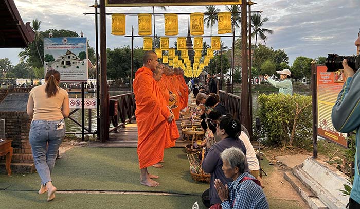 monks chant at Wat traphang Thong