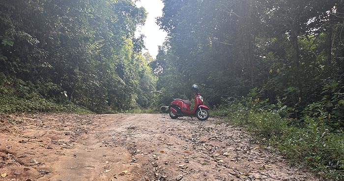 Park my scooter on the road to Mango Bay
