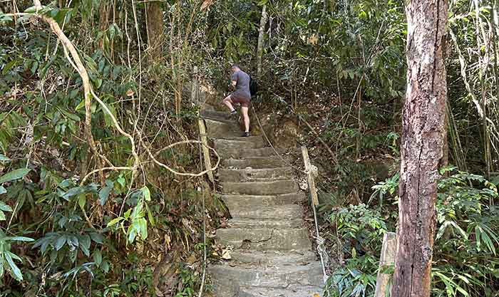 Stairs to Klong Yai Kee