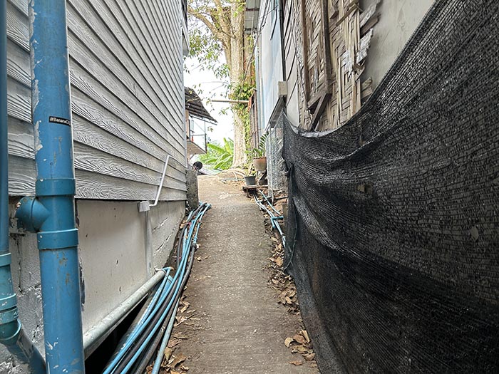 Small alley to the beach