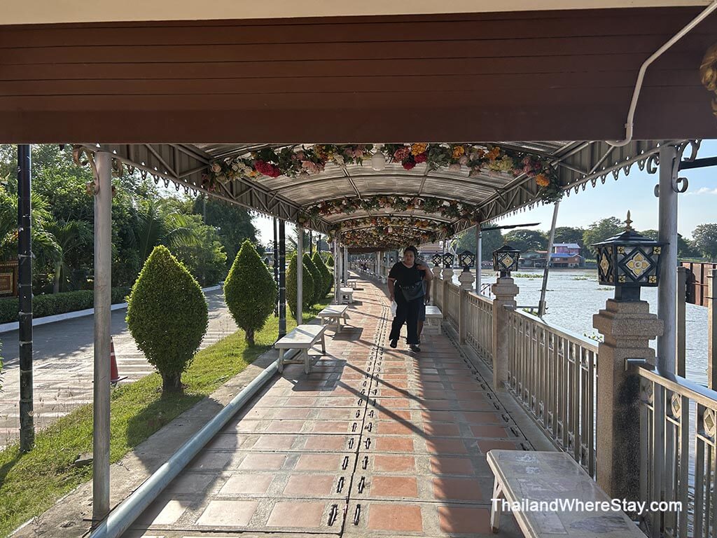 walkway at Wat Phanan Choeng