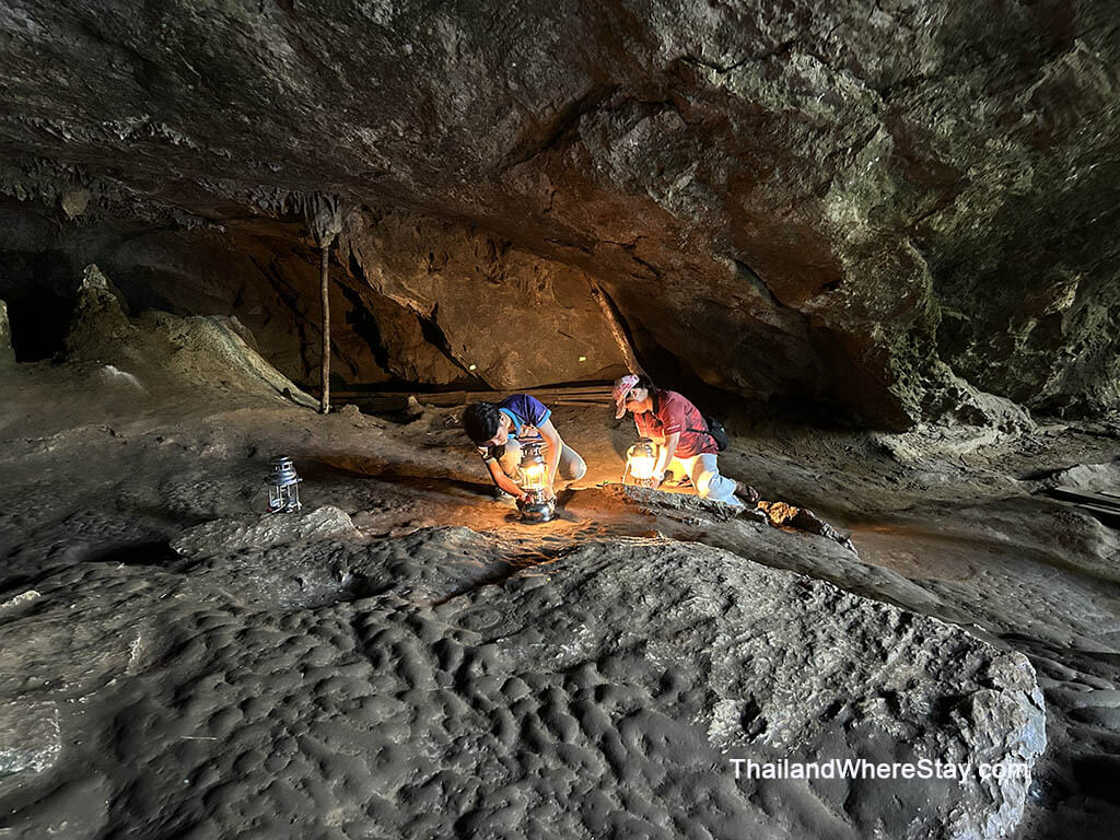 Local Guide lightning the oil lamp