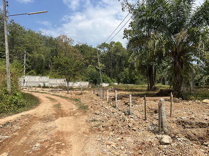 Road to Six Senses Beach