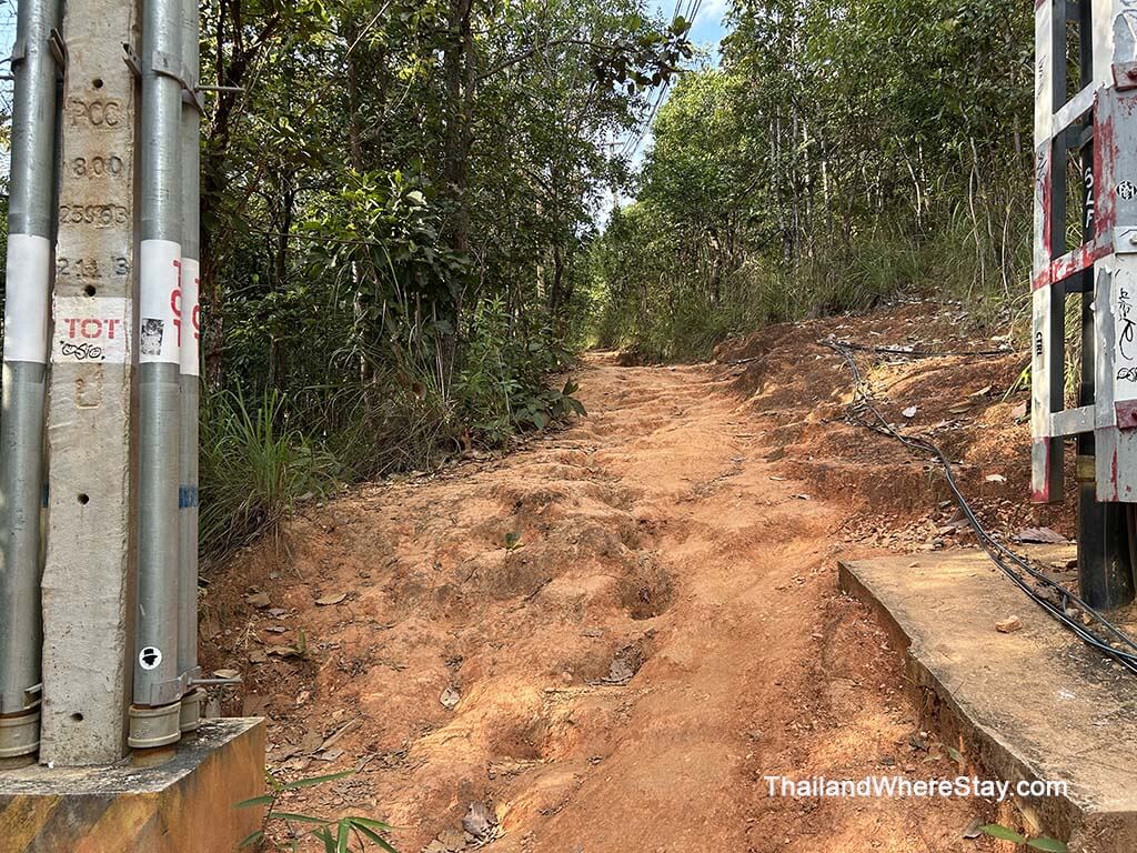 starting trail to Wat Phra That Doi Suthep
