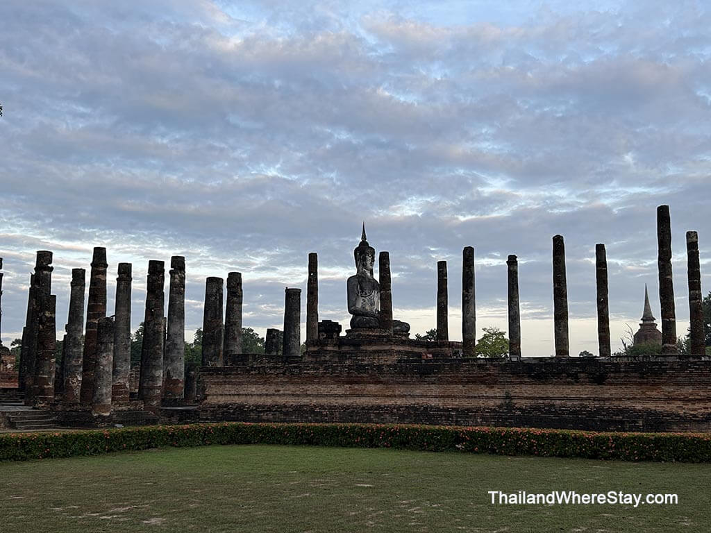 Wat Mahathat at sun rise