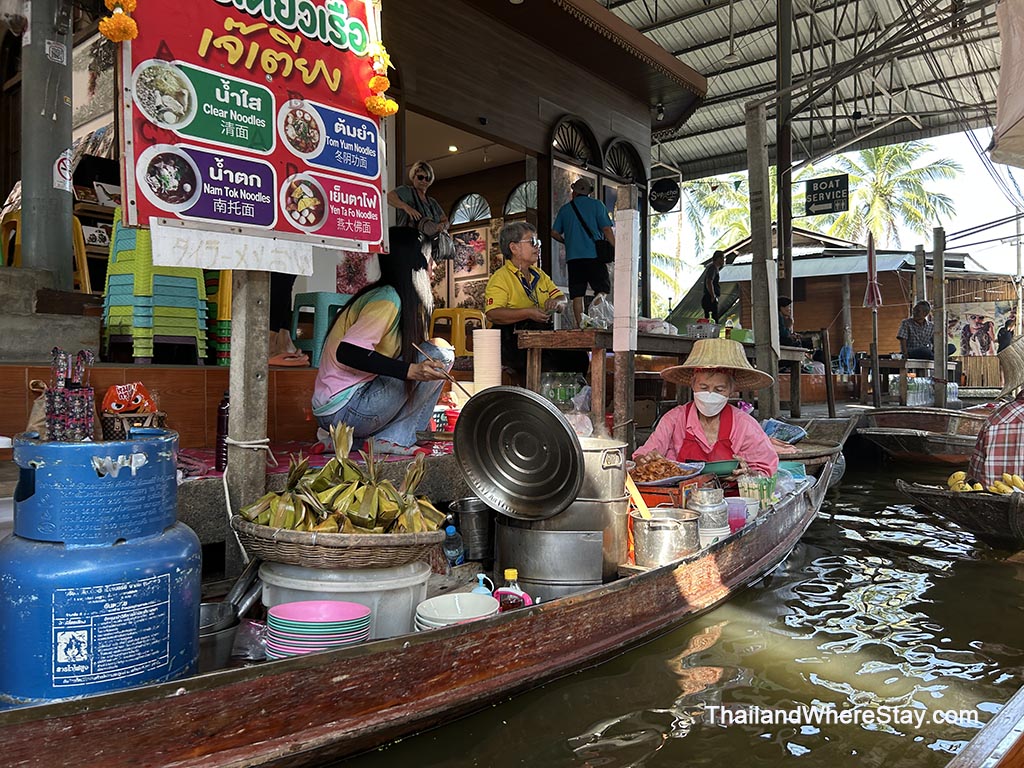 noodle boat vendors