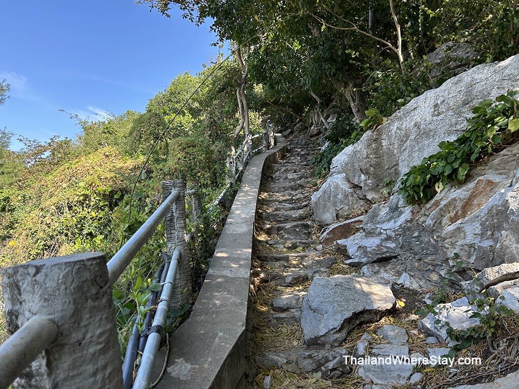 head trail from ticket counter