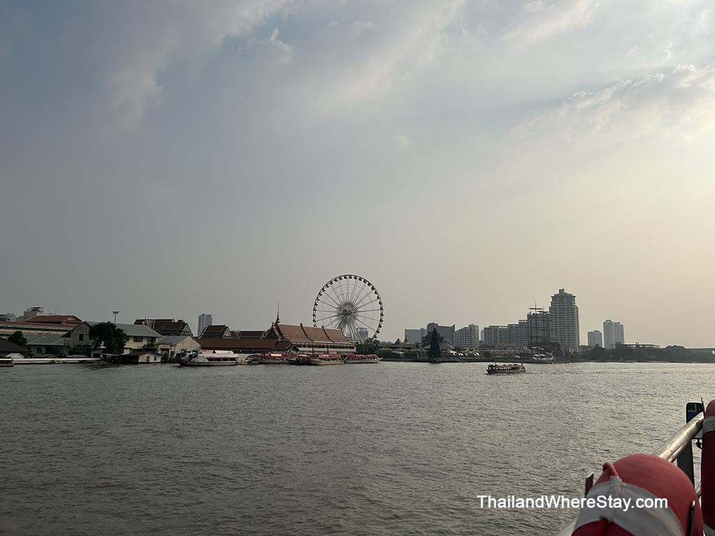 views of Asiatique from Thonburi side