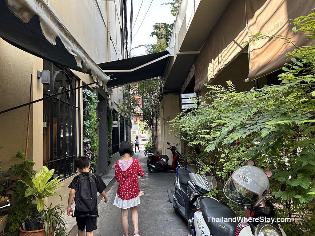 Alley to at ISSara by D Hostel