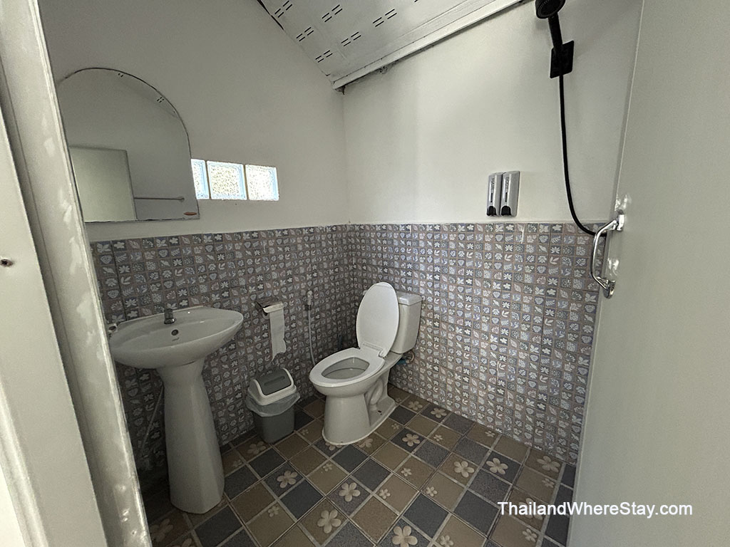 bathroom at janzo House