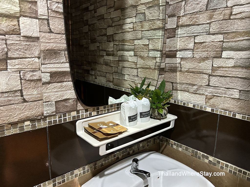 bathroom Khao Sok river & jungle bungalow