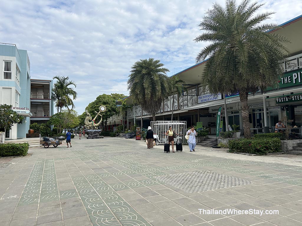street near Pier 519 Hostel