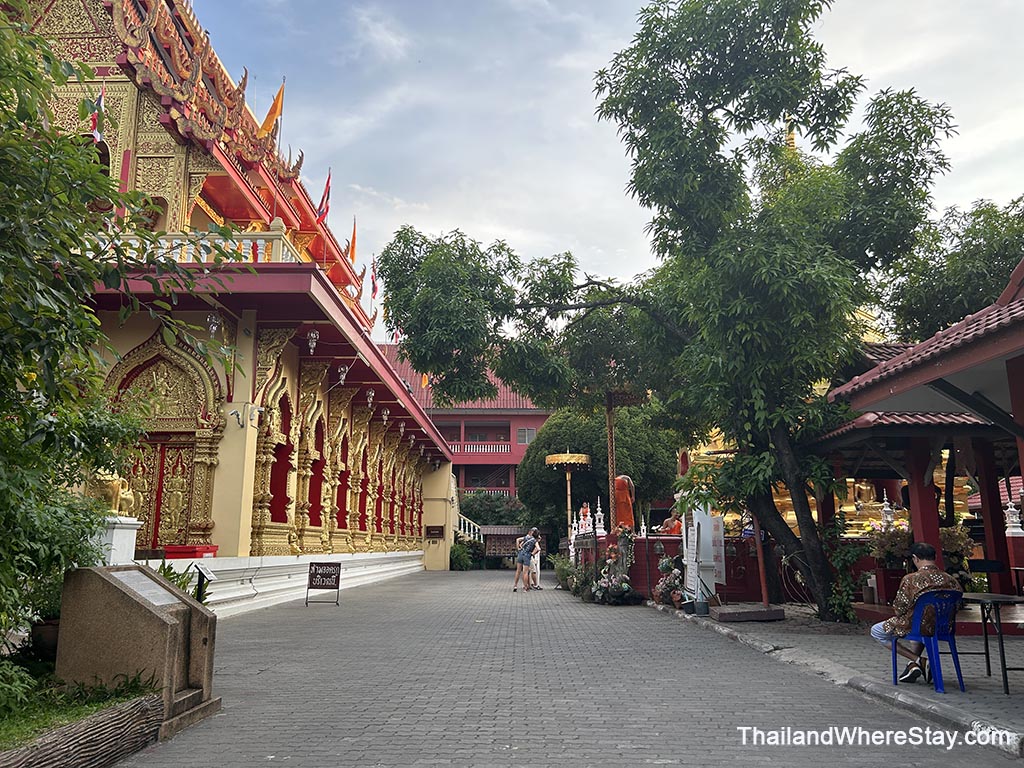 Chiang Mai Old Town vs Riverside