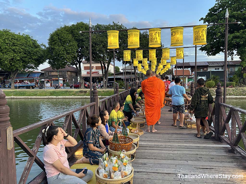 Alms giving Sukhothai