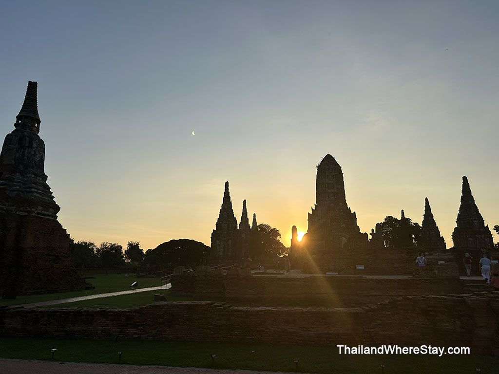 Sunset boat ride in Ayutthaya