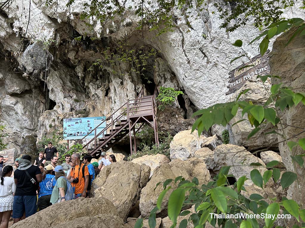 Pra Kai Petch Cave Khao Sok