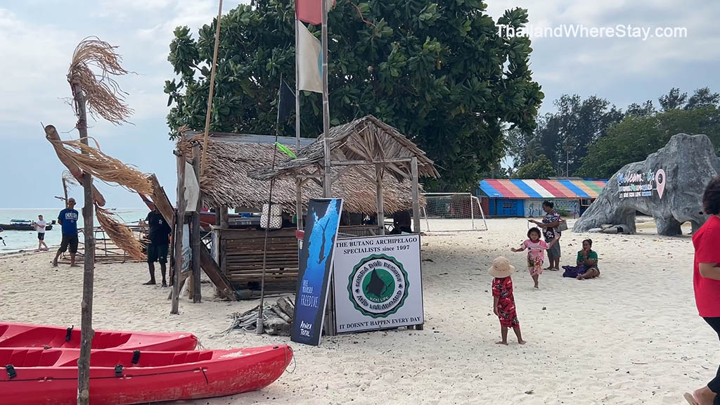 Taxi boat on Sunrise Beach Koh Lipe