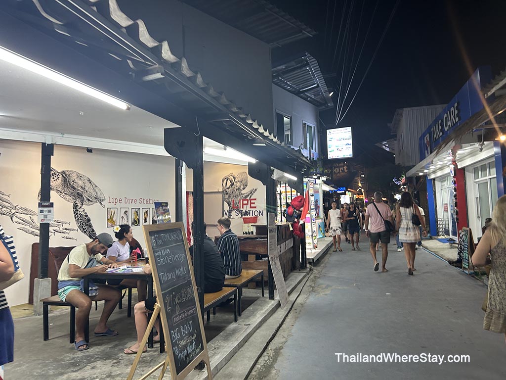 restaurant on Lipe Walking Street