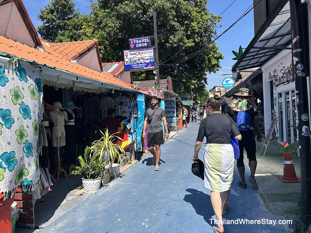 Walking street Koh Lipe daytime