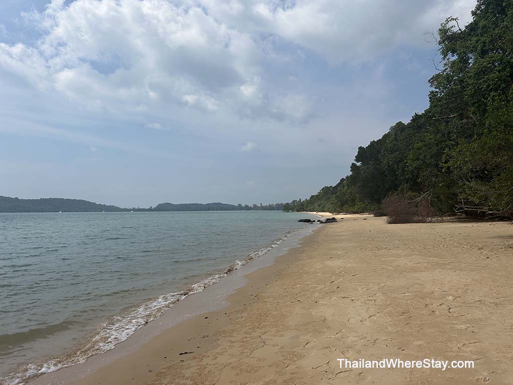 Beach next to dirt road to Klong Son