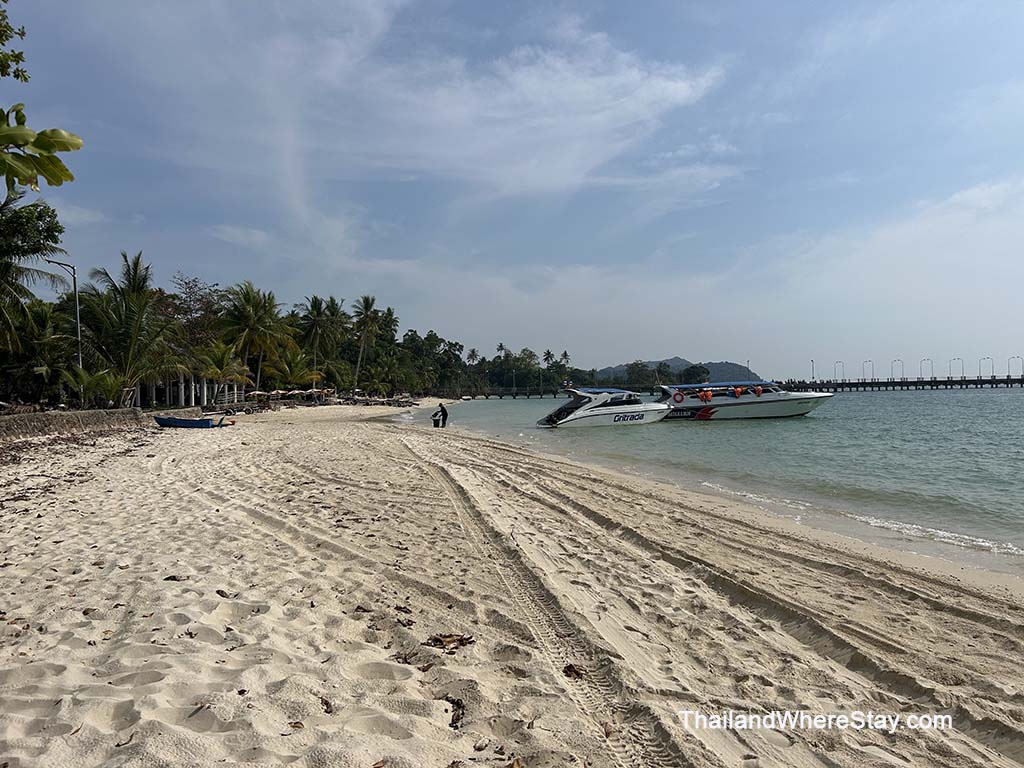Speed boats on Loh Jark Beach